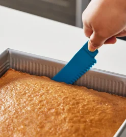 Bakeware Buddy Knife